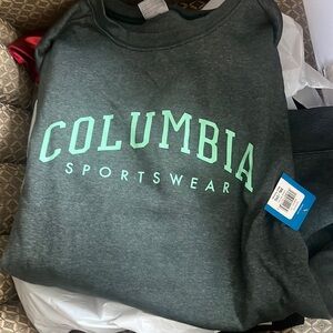Crewneck Columbia sweatshirt NWT